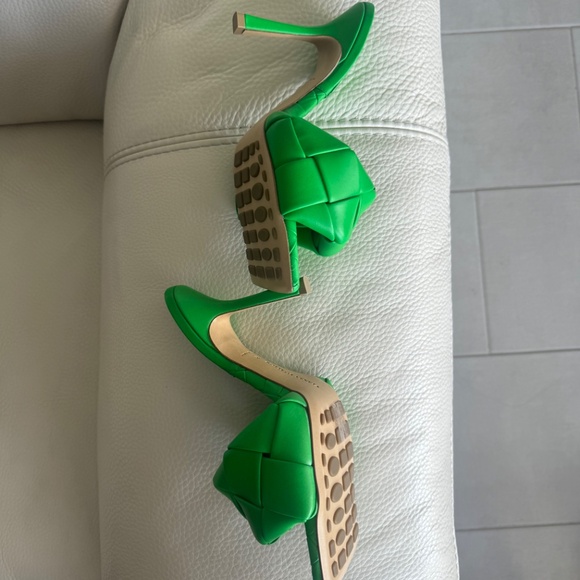 Bottega Veneta Woven Leather Lido Sandals Color Grass Women's Size 38 New - Picture 5 of 10